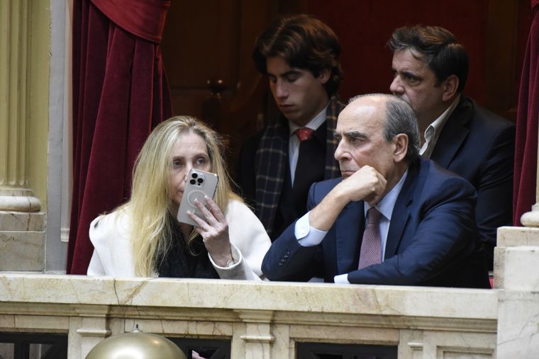 Guillermo Francos, junto a Karina Milei, en el recinto de Diputados.