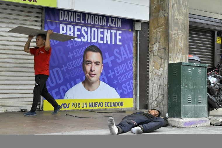 Los ecuatorianos votaban hoy en un histórico balotaje presidencial entre Luisa González y Daniel Noboa Foto: AFP telam