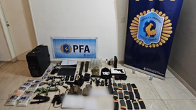 Dentro de los elementos que tenía el adolescente había réplica de armas de fuego, cuchillos y municiones. Dentro de los elementos que tenía el adolescente había réplica de armas de fuego, cuchillos y municiones.