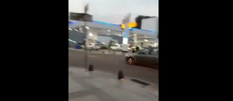 El agente de tránisto fue atropellado y arrastrado en el capot por una cuadra