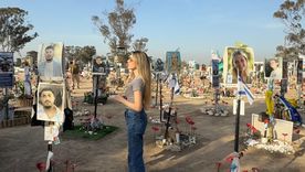 Andrea Bisso en el memorial de las víctimas del Festival Nova, en Israel.
