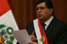 polemica en peru: ex presidente garcia admite que no es doctor