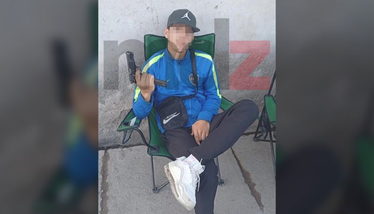 Así se muestra el Nico, el delincuente juvenil detenido semanas atrás en Las Heras. (Se pixela el rostro por tratarse de un menor de edad) Así se muestra el Nico, el delincuente juvenil detenido semanas atrás en Las Heras. (Se pixela el rostro por tratarse de un menor de edad)