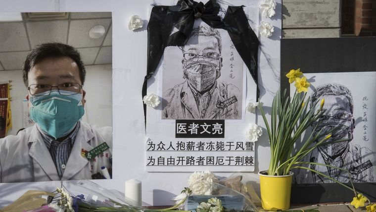 Fotografías y flores depositadas en memoria del médico chino Li Wenliang en Westwood (California, EE.UU.), el 15 de febrero de 2020.