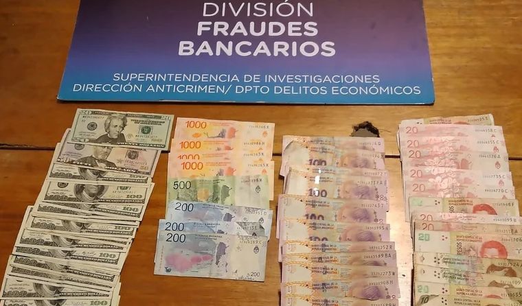 La Policía secuestró dinero en efectivo, pesos y dólares, celulares, tablets y autos