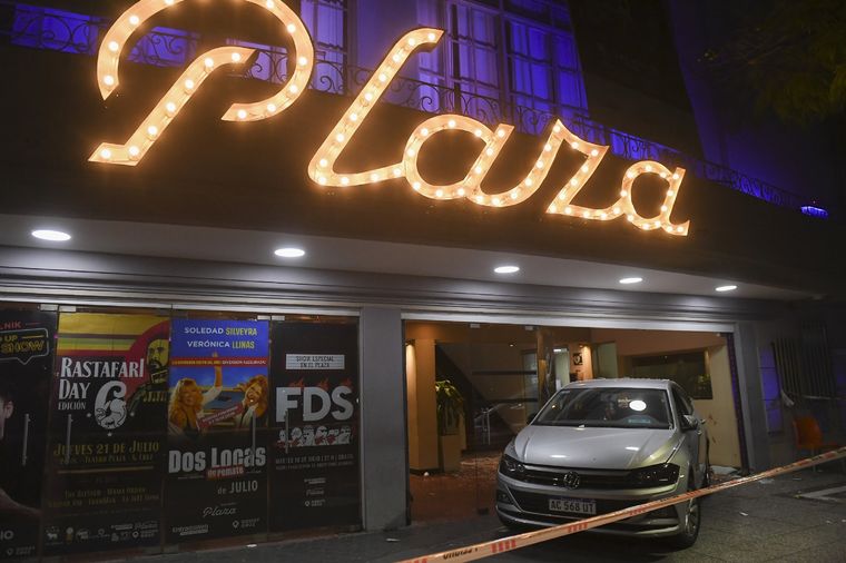 El auto quedó incrustado en la puerta del teatro luego de la función de Dos locas de remate Foto: Telam