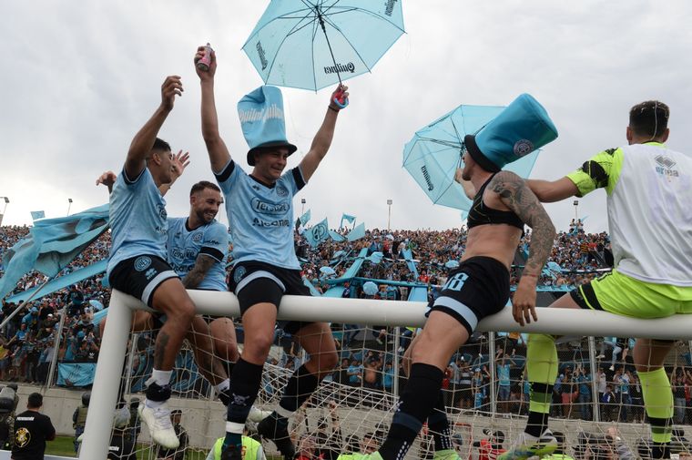 Belgrano salió campeón de la Primera Nacional ante una multitud y regresó a la Primera División tras tres años y medio. Foto: Télam