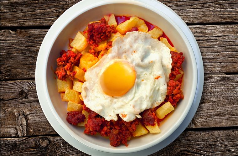 Huevos rotos con chorizo Una receta sencilla y deliciosa que podrás disfrutar en pocos minutos. Foto: Shutterstock