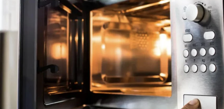 Aprende a sacar las manchas de grasa y comida del interior de tu microondas con un truco casero Foto: Archivo