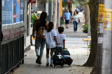 Tareas invisibles, decisiones no compartidas y el peso de recordar todo: un informe y el testimonio de una madre que lo vive en carne propia. Foto: ALF PONCE MERCADO / MDZ Tareas invisibles, decisiones no compartidas y el peso de recordar todo: un informe y el testimonio de una madre que lo vive en carne propia. Foto: ALF PONCE MERCADO / MDZ
