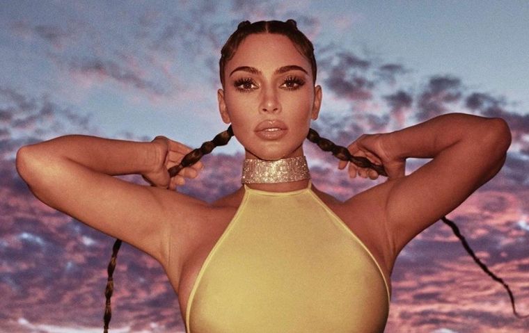 Kim Kardashian es una de las mejores expertas en pantalones estampados y te lo demostramos en 3 looks Foto: Sputnik Mundo