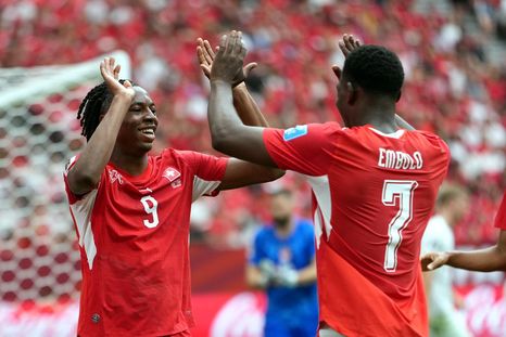 Johan Manzambi y Embolo festejan el 2-0 de Suiza frente a Canadá. Johan Manzambi y Embolo festejan el 2-0 de Suiza frente a Canadá.