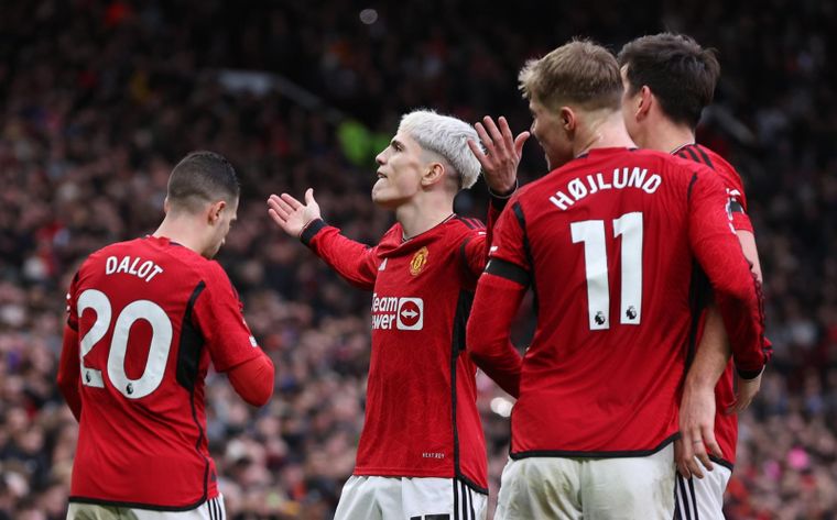 Garnacho arenga a su público en Manchester. Foto: EFE