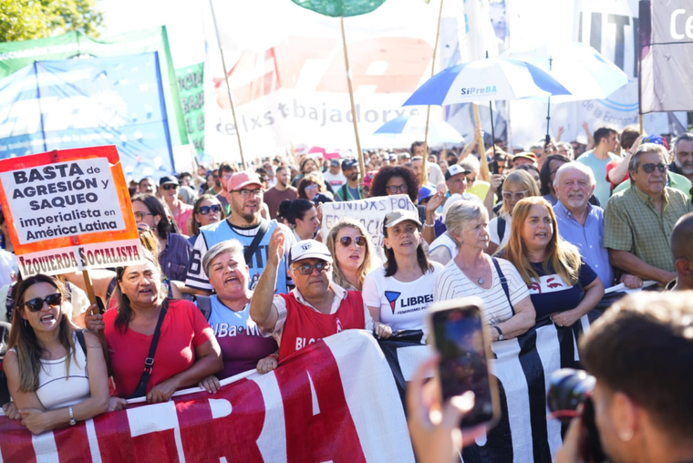 Protesta de la izquierda en Palermo a favor de Nicolás Maduro, quien se encuentra detenido en Estados Unidos.&nbsp;