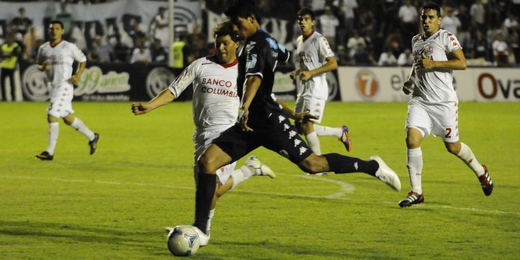 El goleador no tuvo una buena noche. Foto: Alf Ponce / MDZ