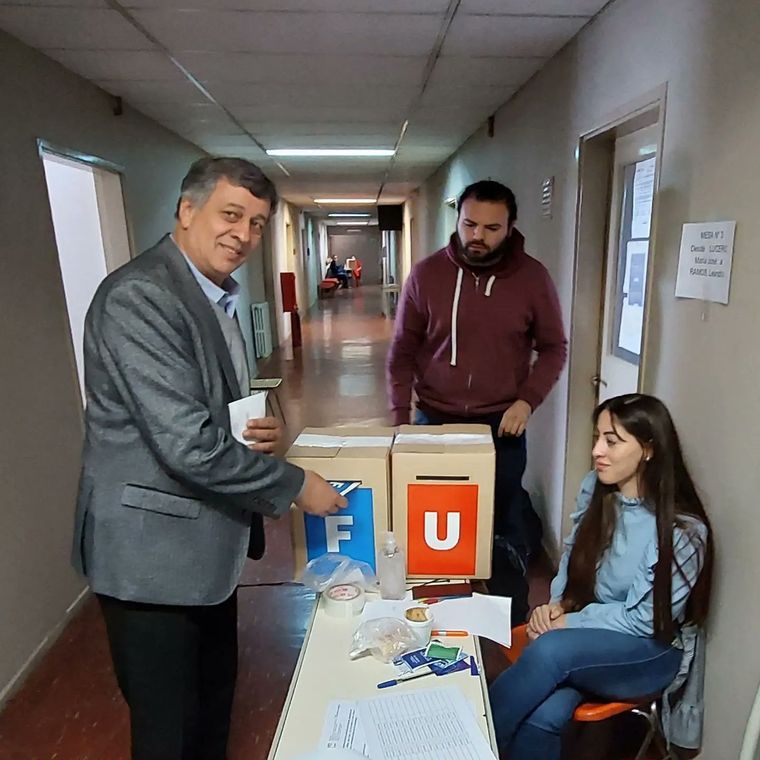 El intendente Daniel Orozco votando en las elecciones universitarias Foto: Twitter.