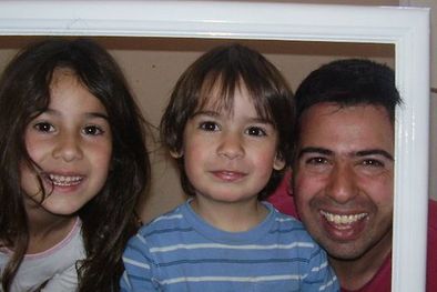 MDZol | Laura Mansilla envió la foto de su marido junto a sus dos amores. Foto: Gentileza