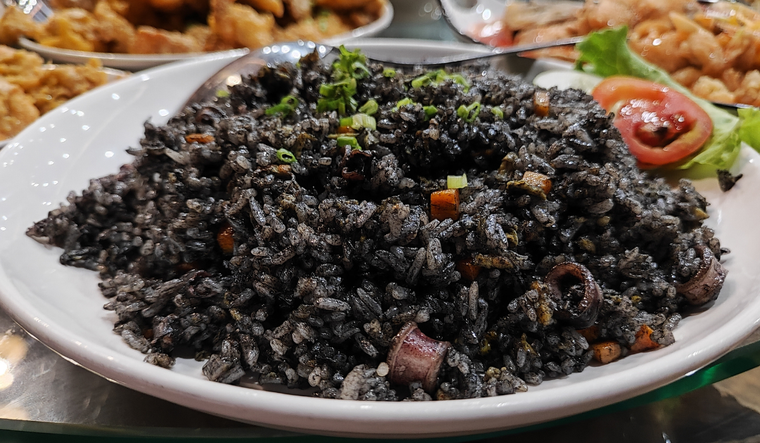 La receta de arroz negro tiene raíces en la Comunidad Valenciana y Cataluña, donde la tinta de calamar es un ingrediente tradicional. La receta de arroz negro tiene raíces en la Comunidad Valenciana y Cataluña, donde la tinta de calamar es un ingrediente tradicional.