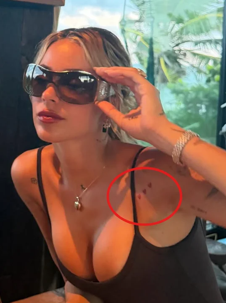 Tini Stoessel lució su nuevo tatuaje en la clavícula durante su estadía en el Caribe. Tini Stoessel lució su nuevo tatuaje en la clavícula durante su estadía en el Caribe.