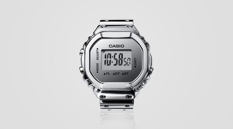 La pequeña pantalla integrada permite consultar la hora de forma independiente en este reloj de dedo. La pequeña pantalla integrada permite consultar la hora de forma independiente en este reloj de dedo.