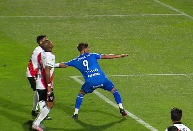 Vigo sostiene a Badaloni del brazo.