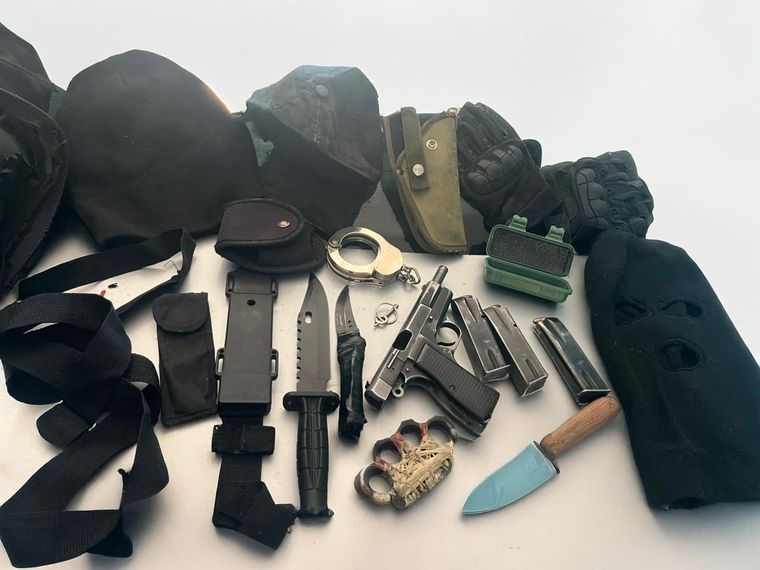 El arma reglamentaria y otros elementos que el joven aprehendido tenía en su poder.&nbsp;
