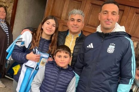 Franco, el nene que le hizo firmar el contrato a Scaloni, posó junto a su familia con el padre de la Scaloneta. Franco, el nene que le hizo firmar el contrato a Scaloni, posó junto a su familia con el padre de la Scaloneta.