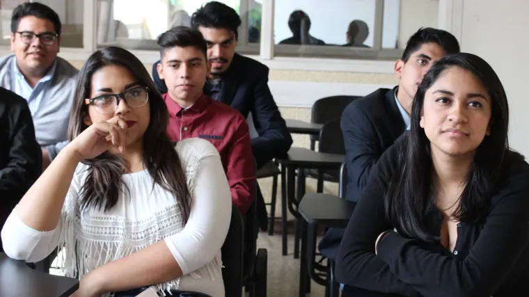 Muchos jóvenes crecieron viendo a sus familias atravesar crisis económicas, pérdida de empleo, informalidad laboral y salarios insuficientes. Muchos jóvenes crecieron viendo a sus familias atravesar crisis económicas, pérdida de empleo, informalidad laboral y salarios insuficientes.