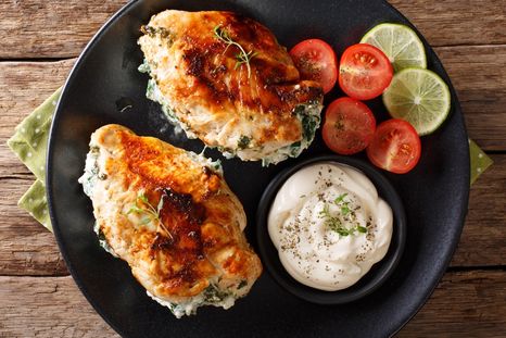 Muy original: prepara unas pechugas rellenas con queso azul , espinaca y nueces