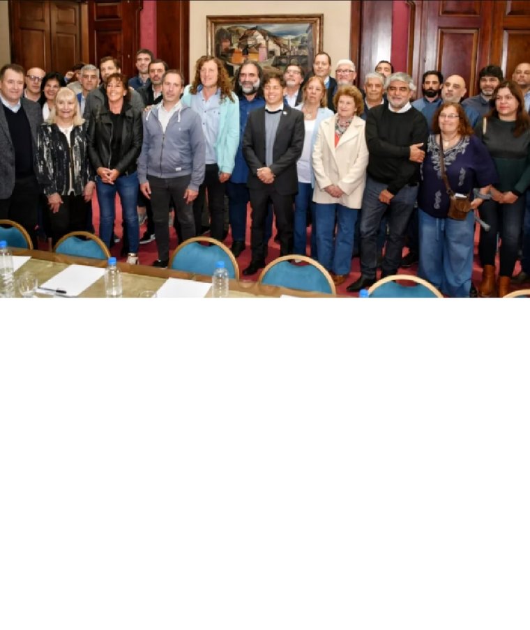El Gobernador Axel Kicillof  con los representantes gremiales de docentes y estatales en el cierre de la paritaria 2022 Foto: Gobierno de la provincia de Buenos Aires
