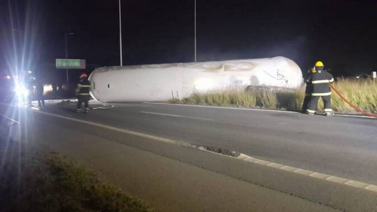 Impactante choque de camiones y fuego en autopista Córdoba-Rosario dejó un muerto