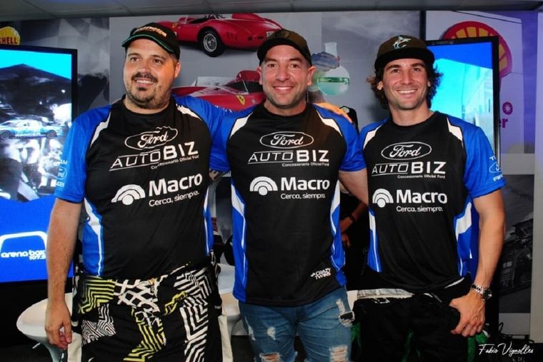 En el medio, el implicado en la polémica acción Foto: Ventricelli