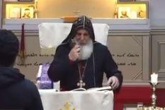 El momento del ataque al sacerdote. Foto: Captura de video