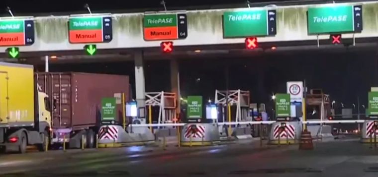 Debido a la protesta, se encuentran reducidos dos carriles del peaje del Mercado Central Foto: X Noticias Argentinas