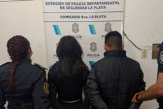 La joven pareja intentó evitar el control, pero fue capturada y les hallaron algo inexplicable