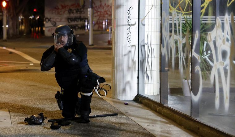 Un policía actuando en California, Estados Unidos, ante las protestas. Foto: EFE Un policía actuando en California, Estados Unidos, ante las protestas. Foto: EFE