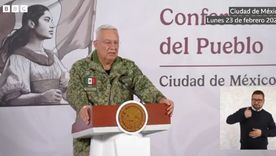El secretario de Defensa de México se emociona al hablar de los militares caídos.