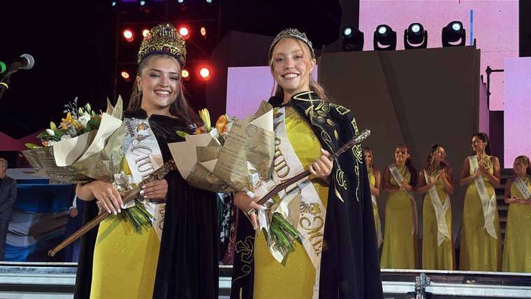 Agustina Sosa, virreina, y María Celeste Sammartino, nueva reina de la Vendimia de Ciudad. Foto: Maru Mena Agustina Sosa, virreina, y María Celeste Sammartino, nueva reina de la Vendimia de Ciudad. Foto: Maru Mena