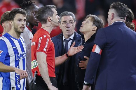 Matías Almeyda estalló de furia con el árbitro luego de que lo expulsaran en Sevilla-Alavés. Matías Almeyda estalló de furia con el árbitro luego de que lo expulsaran en Sevilla-Alavés.