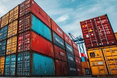 La importación de maquinaria usada podría poner en peligro la producción de bienes locales y la seguridad de los compradores Foto: Imagen generada con Midjourney