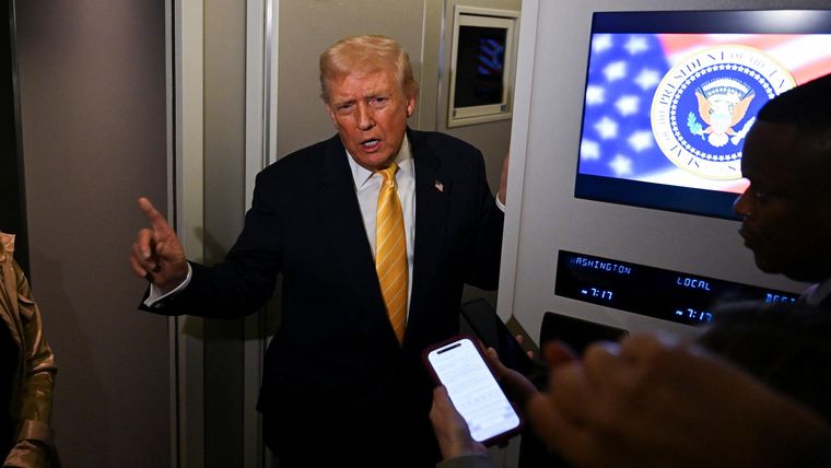 Trump confirmó que planea emprender acciones legales contra la BBC en declaraciones a los periodistas que lo acompañaban a bordo del Air Force One.