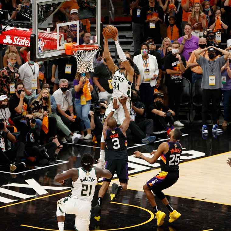 Milwaukee Bucks y Phoenix Suns se enfrentan por ver quien será el campeón. Foto: NBA