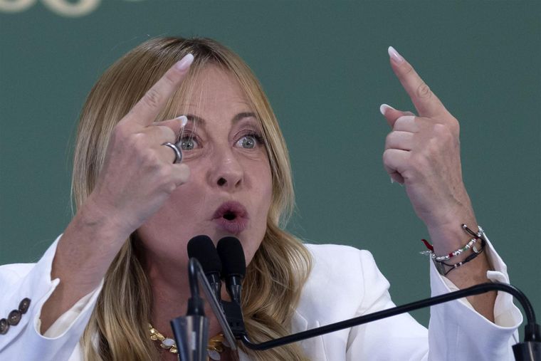 La primera ministra italiana, Giorgia Meloni, habla durante el festival juvenil nacional anual 