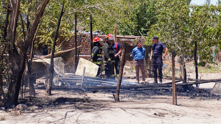 El incendio reveló a una persona totalmente calcinada dentro de una precaria vivienda en El Algarrobal.