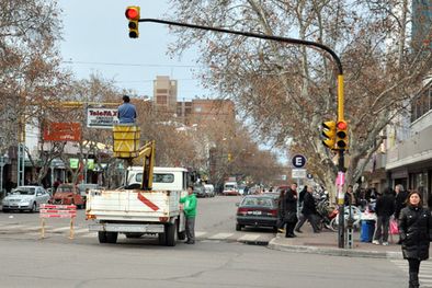 MDZol | El trabajo de los operarios, ayer por la tarde. Foto: Ariel Jalley/mediamza.com