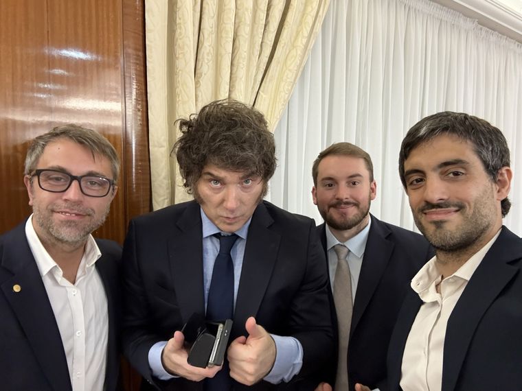 El presidente Javier Milei junto a los tres asesores del ministerio de Economía, Luis Caputo: Federico Furiase, Felipe Núñez y Martín Vauthier. Foto: X