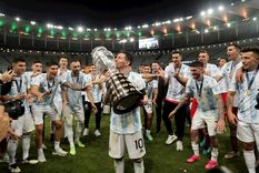 Lionel Messi besa la Copa América frente a la atenta mirada de sus compañeros. Foto: EFE