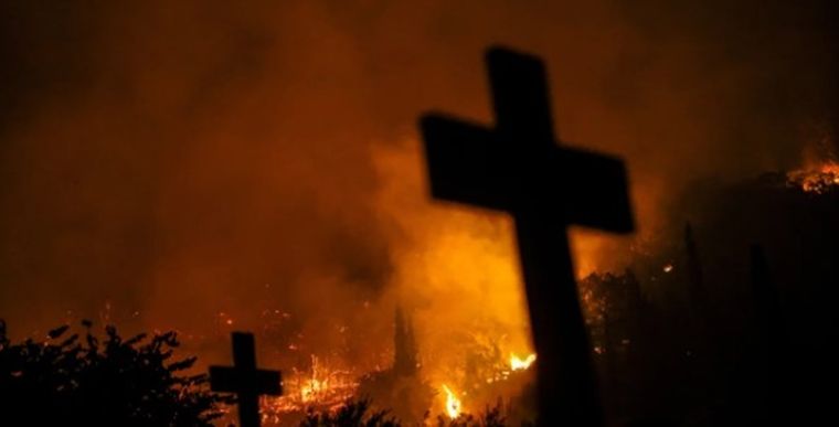 En la ciudad de Latas el fuego llegó hasta el cementerio local Foto: Foto: Reuters