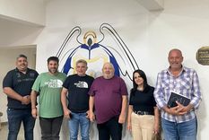 Omar Sperdutti, presidente de la Liga Mendocina de Fútbol, junto con representantes de las prestadoras médicas.