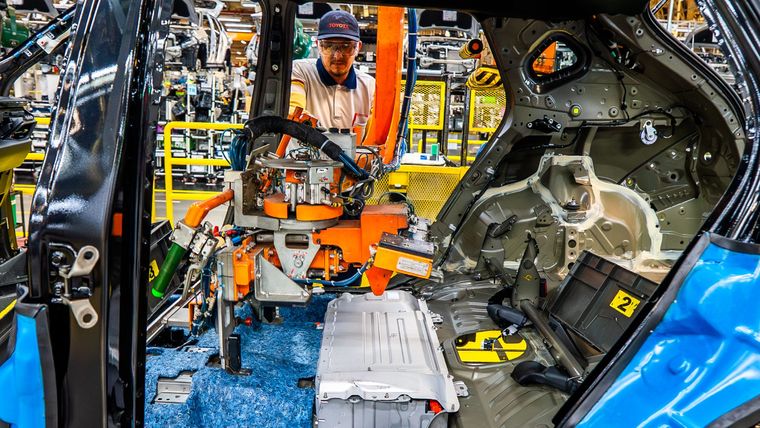 Toyota Yaris Cross Hybrid: el primer modelo con baterías ensambladas por la marca en Brasil